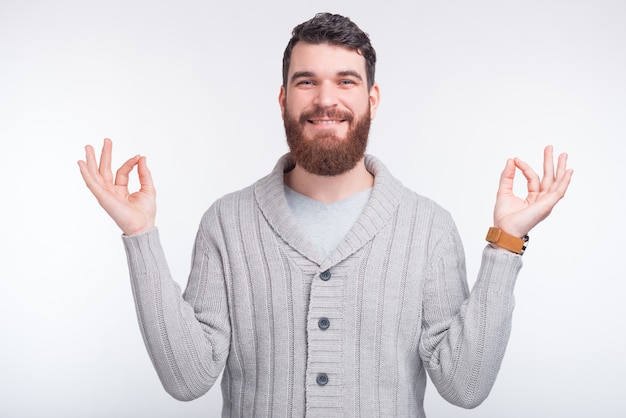 Joven inconformista está sonriendo a la cámara, buscando paz y equilibrio.