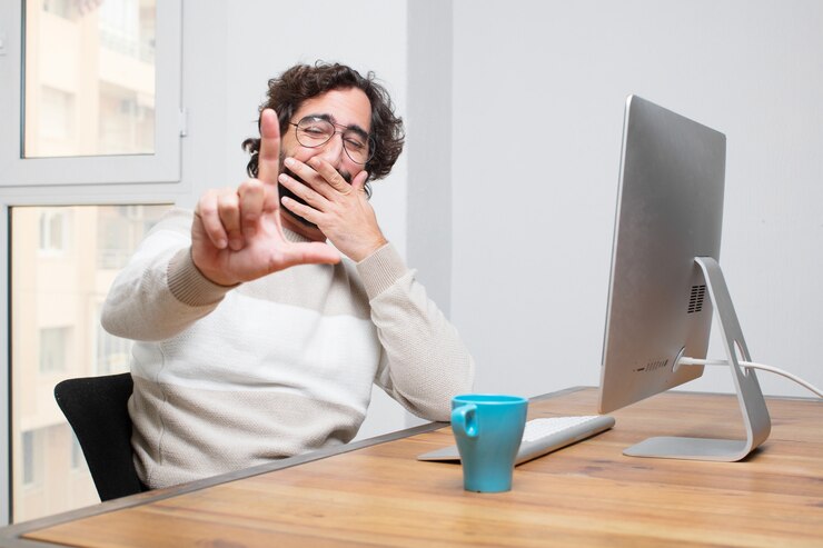 Foto joven independiente barbudo loco trabajando con su computadora