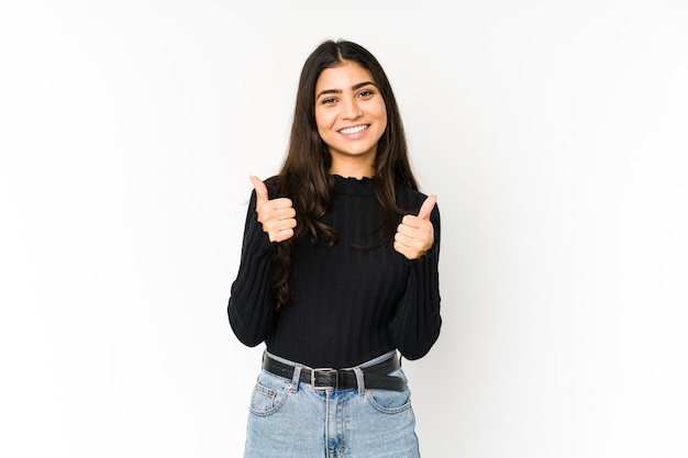 Joven India aislada en púrpura sonriendo y levantando el pulgar