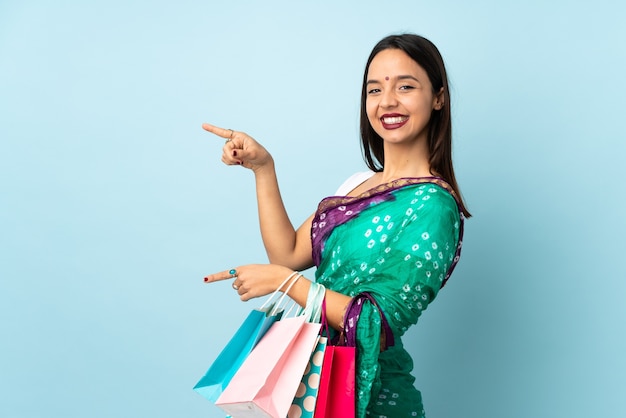 Joven india con bolsas de la compra.