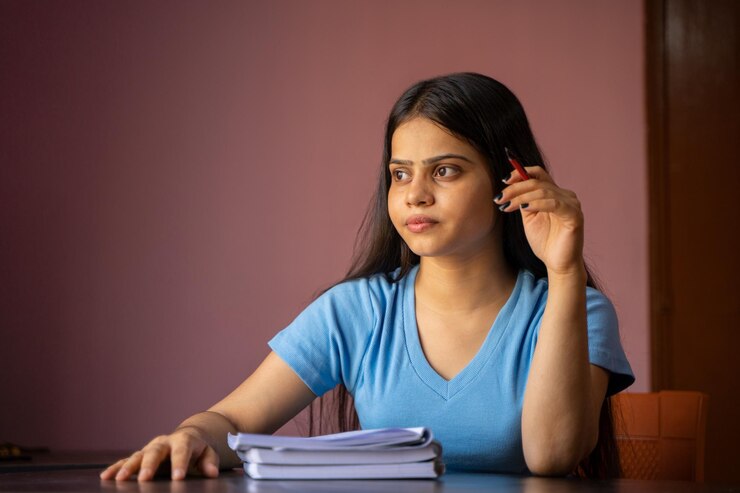 Joven india estudiando pensando en algo