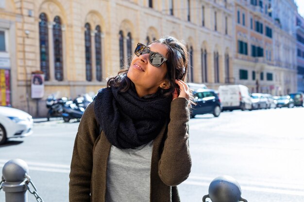 Joven india feliz en las calles