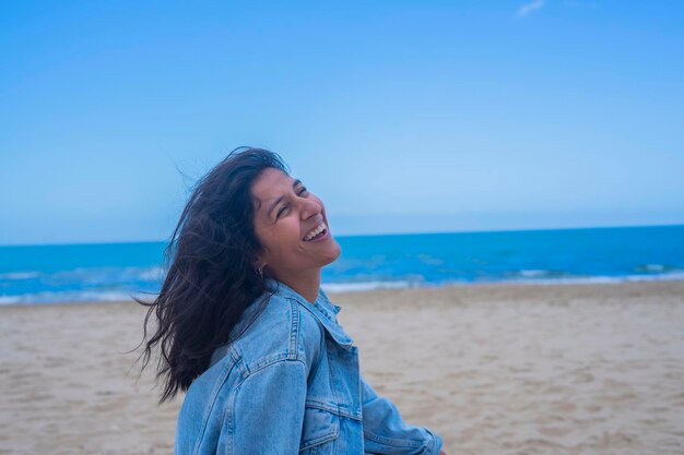 Joven India feliz en la playa