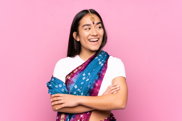 Joven india con sari sobre aislados feliz y sonriente