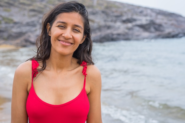 Joven India siendo feliz en la playa