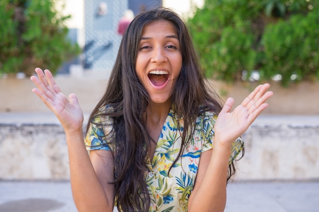 Joven india sorprendida en la calle