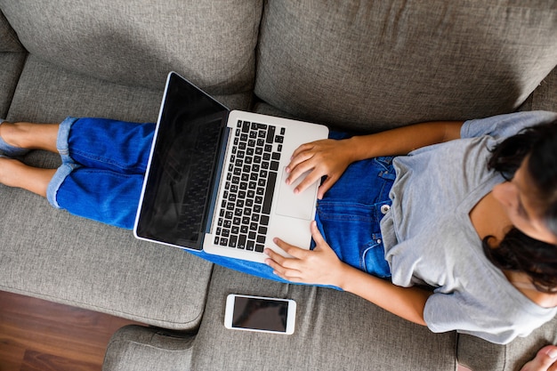 Joven india usando la computadora en casa