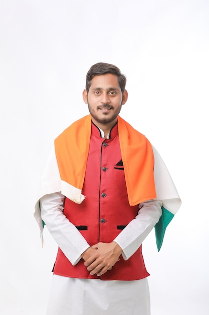 Joven indio con bandera india sobre fondo blanco.