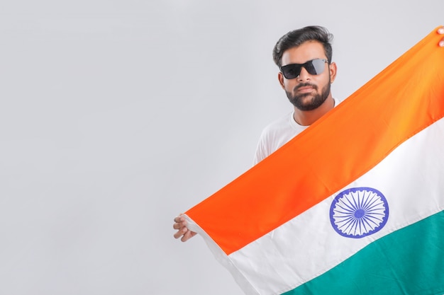 Joven indio con bandera india