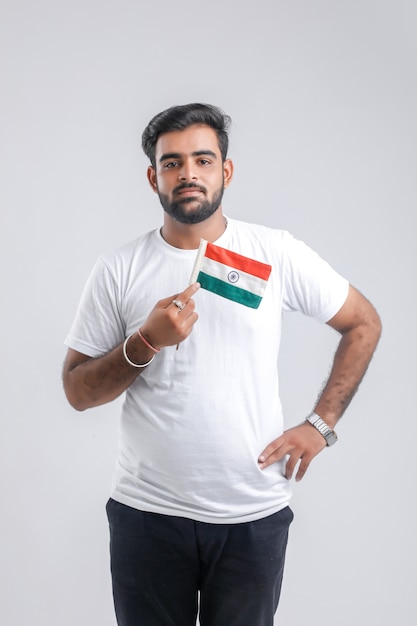 Joven indio con bandera india