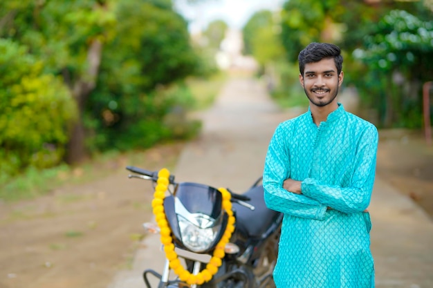 Joven indio con bicicleta nueva