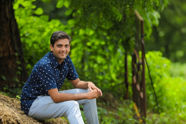 Joven indio con una camisa azul en la naturaleza