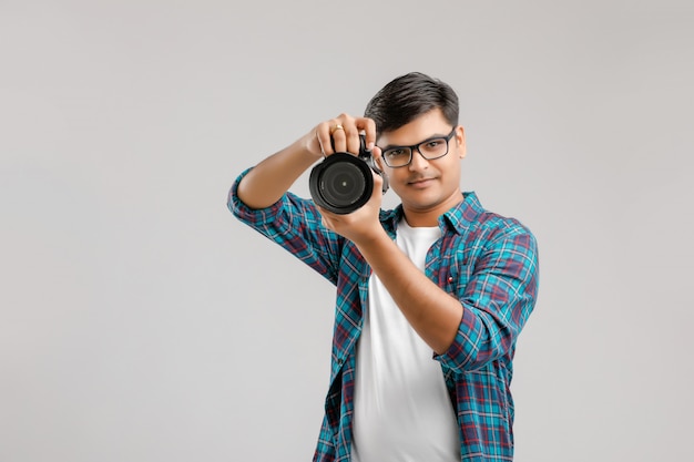 Joven indio capturando foto con cámara