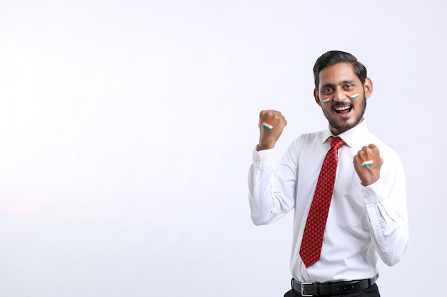 Joven indio celebrando el día de la república india o el día de la independencia