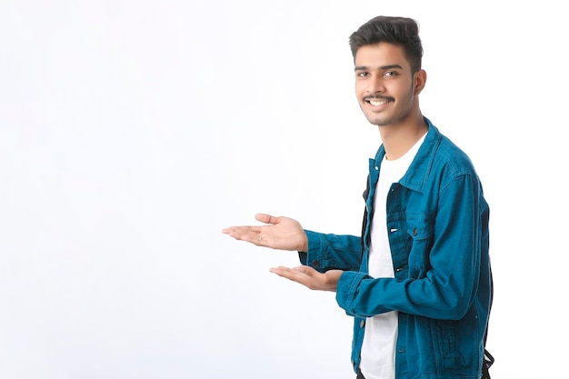 Joven indio dando expresión sobre fondo blanco.