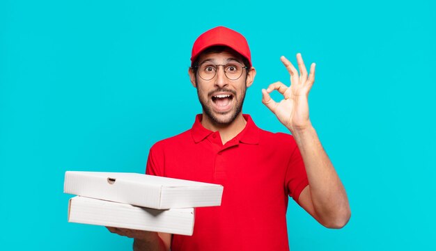 Joven indio entregar hombre feliz expresión