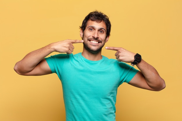 Joven indio guapo. expresión feliz y sorprendida