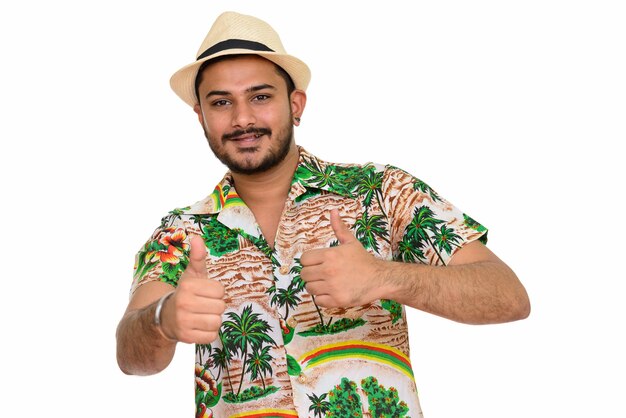 Foto joven indio guapo feliz listo para vacaciones dando pulgares