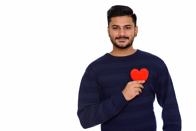 Joven indio guapo listo para el día de San Valentín con rojo