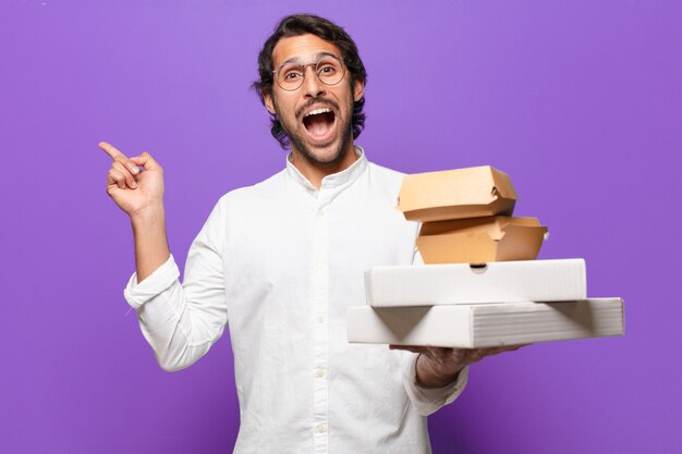 Joven indio guapo para llevar concepto de comida rápida