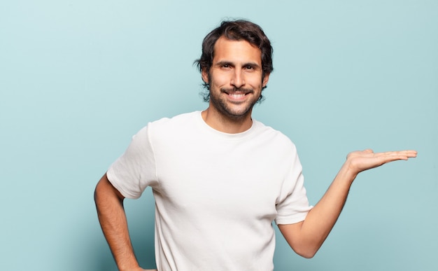 Joven indio guapo sonriendo, sintiéndose confiado, exitoso y feliz