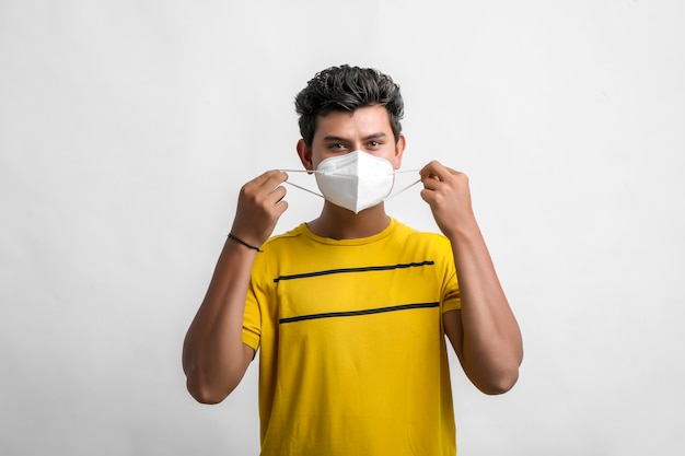 Joven indio con máscara de protección contra virus.