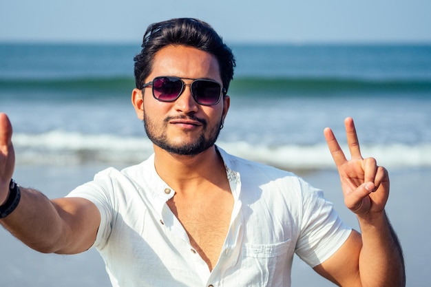 joven indio en la playa