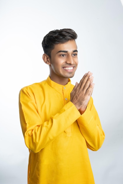 Joven indio con ropa tradicional