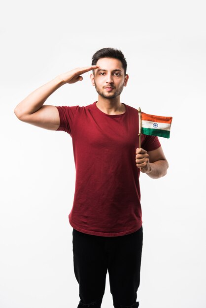 Joven indio sosteniendo la bandera nacional tricolor mientras anima al equipo indio