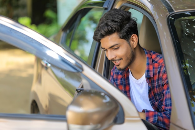 Joven indio con su coche