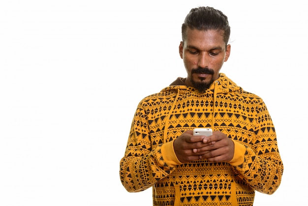 Joven indio mediante teléfono móvil