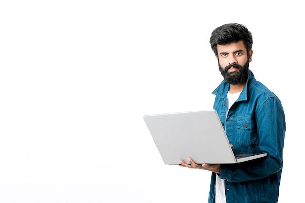 Joven indio usando laptop sobre fondo blanco