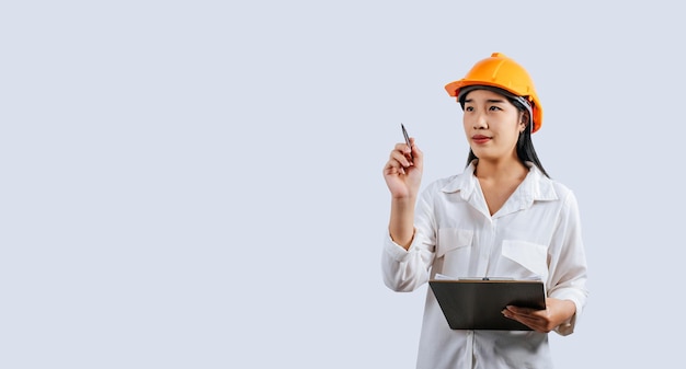 Joven ingeniera con casco amarillo y clipboard