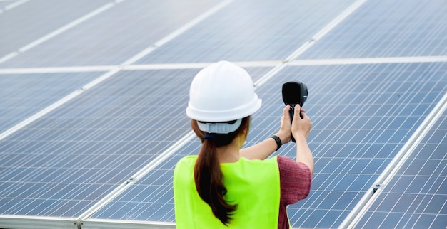 Una joven ingeniera de células solares está trabajando duro. Trabajando en energías alternativas Energía solar