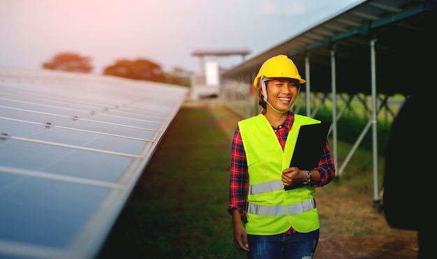 Una joven ingeniera de células solares está trabajando duro. Trabajando en energías alternativas Energía solar