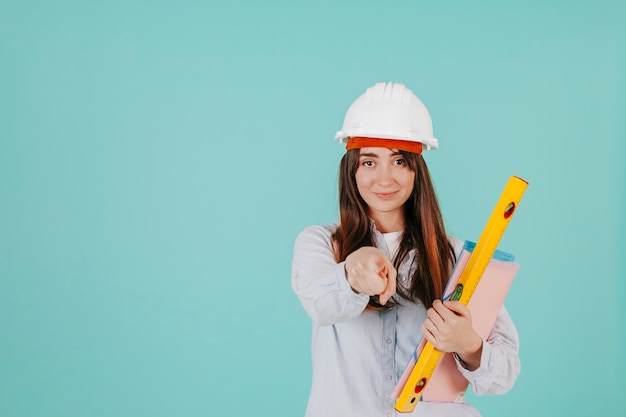 Foto joven ingeniero apuntando a la cámara