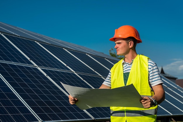 Joven ingeniero cerca del panel solar y trabajador con energía alternativa fotovoltaica modelo