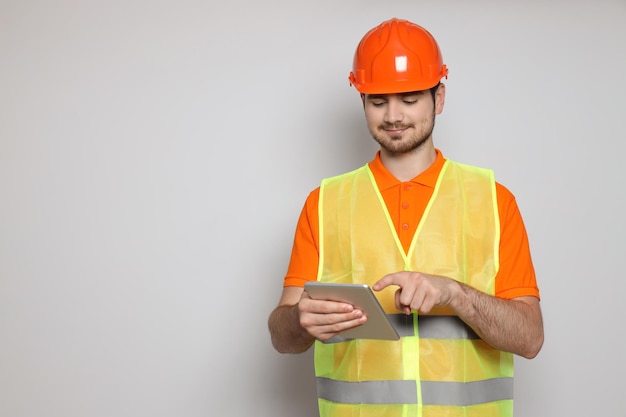 Joven ingeniero civil espacio para texto