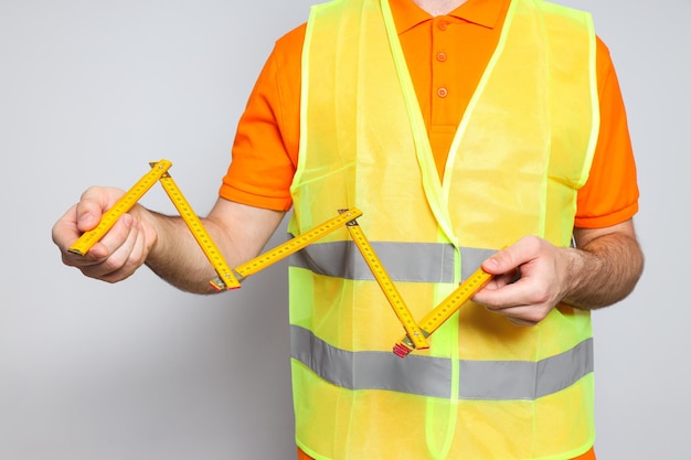 Joven ingeniero civil con ruleta de medición