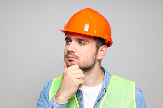 Joven ingeniero civil con sombrero de seguridad