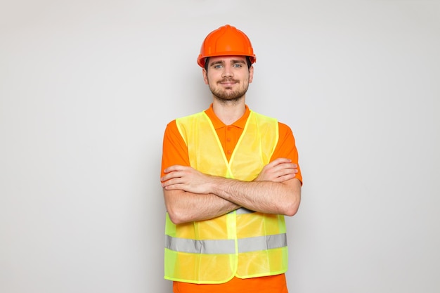 Joven ingeniero civil con sombrero de seguridad