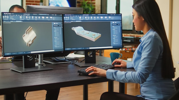 Joven ingeniero desarrollando prototipo de motor industrial en software cad profesional, mejorando la abrazadera de la máquina. Técnico gráfico asiático dibujando productos o componentes 3D, industria creativa.