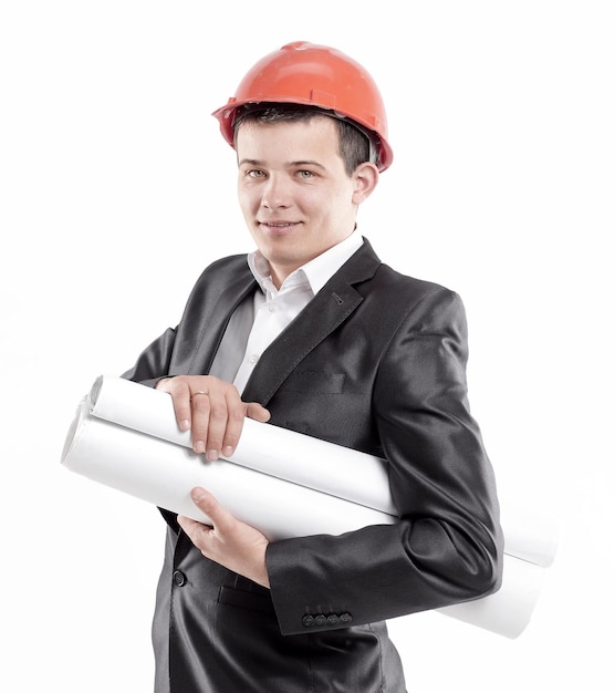 Joven ingeniero con dibujos en casco naranja aislado en blanco