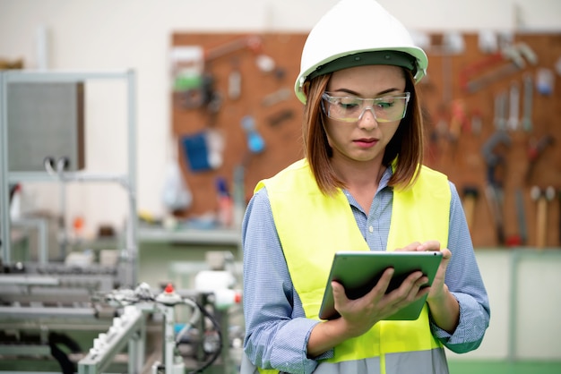 Joven ingeniero está comprobando la programación en la fábrica de automatización.