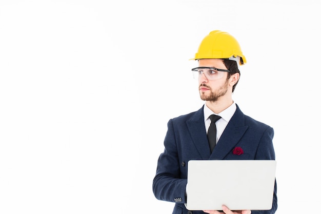 Joven ingeniero con gafas y casco de seguridad.