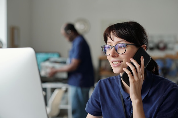 Foto joven ingeniero ocupado en el servicio de reparación