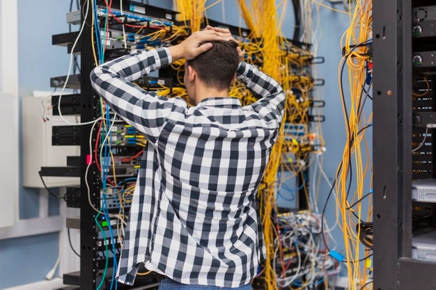 Joven ingeniero de redes en sala de servidores