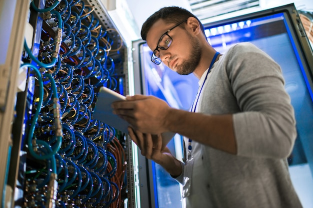 Joven ingeniero de redes