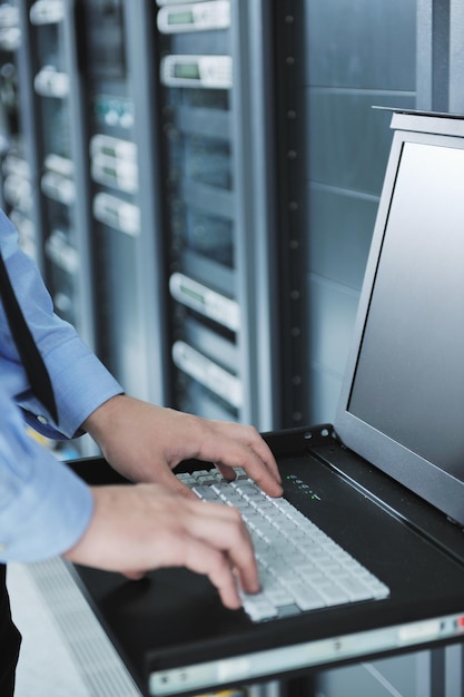 joven ingeniero en la sala de servidores del centro de datos