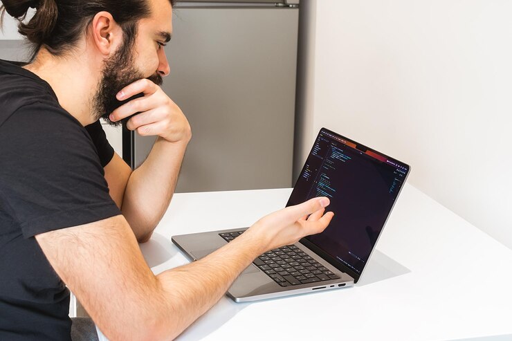 Foto joven ingeniero de software profesional programador especialista en ti que trabaja en casa y escribe código en